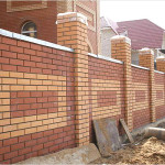 dvucvetnyj-kirpichnyj-zabor
